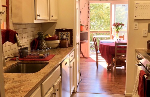 Wheaton-Glenmont Maison | Sunny Peaceful Suburban Washington DC Escape
