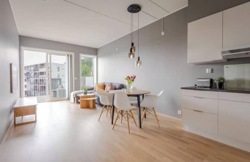 Ytrebygda Appartement | Sunny penthouse - central and close to the airport