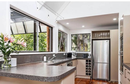 Titirangi Maison | Sunny, private retreat amongst the trees