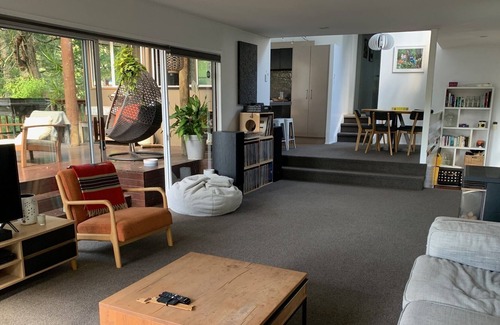 Titirangi Maison | Sunny, private retreat amongst the trees