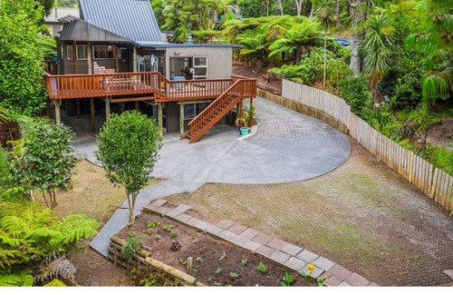 Titirangi Maison | Sunny, private retreat amongst the trees