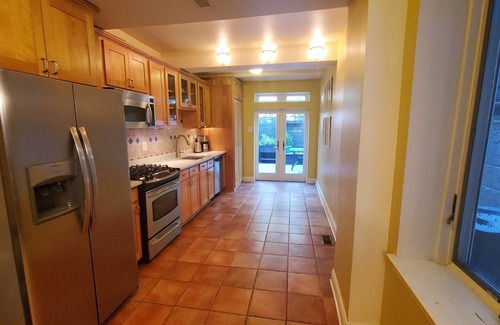 Devil's Pocket Maison | Sunny, quiet retreat steps from UPenn and CHOP
