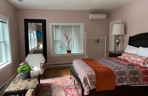 Quaker Hill Maison | Sunny river view suite
