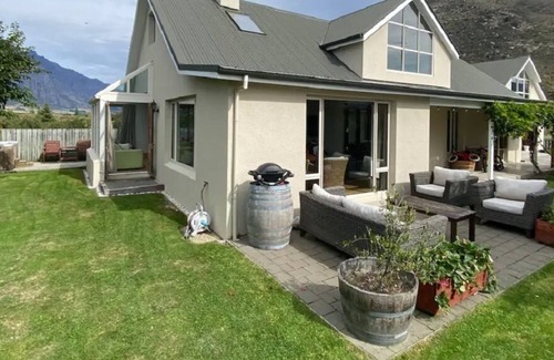 Frankton Maison | Sunny Riverside