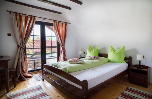 Cartisoara Lit Et Petit-Déjeuner | Sunny rooms and soft beds, ideal for lazy afternoons and silent nights.