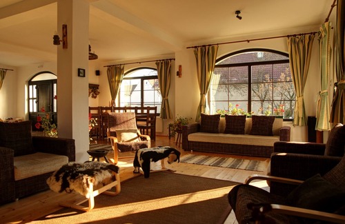 Cartisoara Lit Et Petit-Déjeuner | Sunny rooms and soft beds, ideal for lazy afternoons and silent nights.