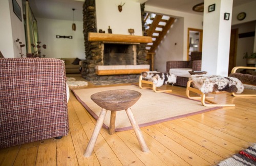 Cartisoara Lit Et Petit-Déjeuner | Sunny rooms and soft beds, ideal for lazy afternoons and silent nights.