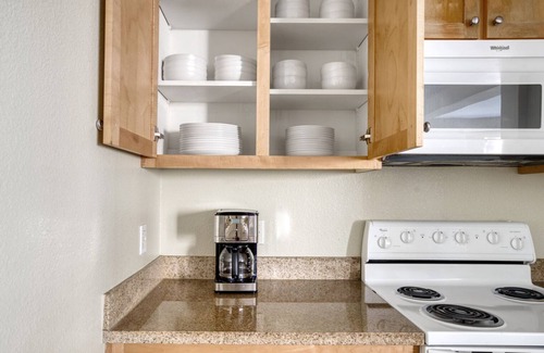 San Bruno Appartement | Sunny San Bruno 2BR w/ Pool, W/D, Gym, walk to YouTube, by Blueground