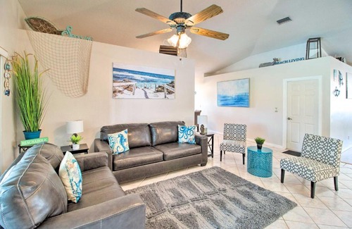 Sebastian Highlands Maison | Sunny Sebastian Home with Lanai about 6 Mi to Beach