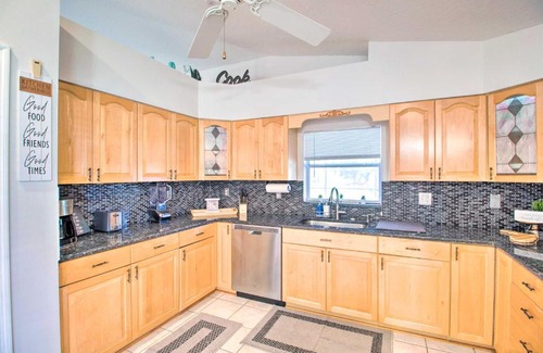 Sebastian Highlands Maison | Sunny Sebastian Home with Lanai about 6 Mi to Beach