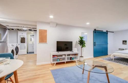 Crestwood Appartement | SUNNY, SERENE & CENTRALLY-Located STUDIO *PRIVACY *COMFORT *5-STARS