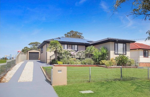 Lake Illawarra Maison | Sunny Shores House with Private Pool, pet friendly