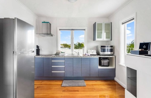 Henderson Appartement | Sunny Side Getaway with views and deck