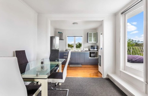 Henderson Appartement | Sunny Side Getaway with views and deck