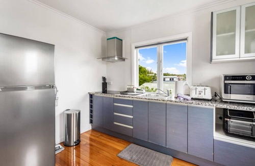 Henderson Appartement | Sunny Side Getaway with views and deck