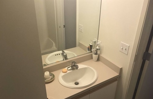 Poets Corner Copropriété | Sunny spacious 2 bd/ba condo with vaulted ceilings