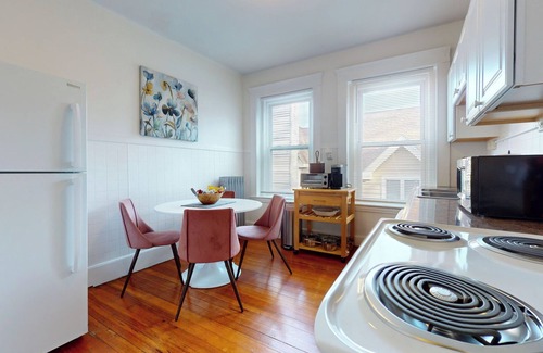 Aspinwall Hill Appartement | Ensoleillé, spacieux, 4 couchages, à deux pas de MBTA, pkg avail, près de Fenway, BC, BU