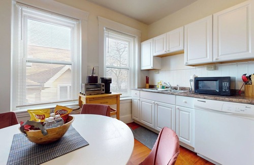 Aspinwall Hill Appartement | Ensoleillé, spacieux, 4 couchages, à deux pas de MBTA, pkg avail, près de Fenway, BC, BU