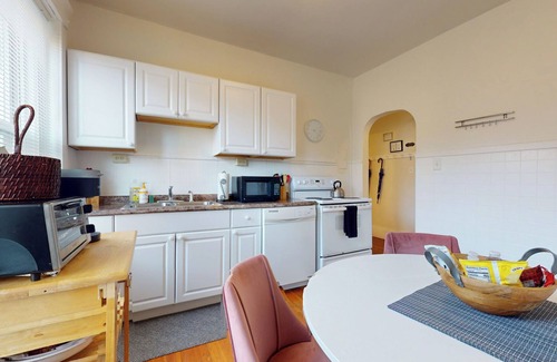 Aspinwall Hill Appartement | Ensoleillé, spacieux, 4 couchages, à deux pas de MBTA, pkg avail, près de Fenway, BC, BU
