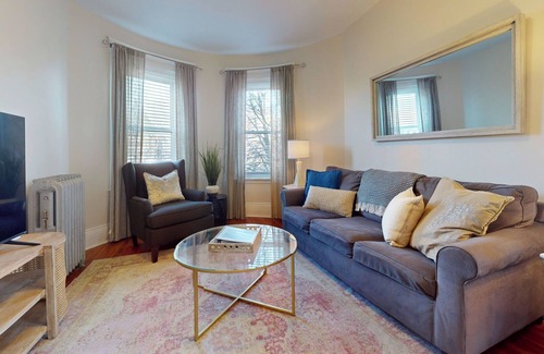 Aspinwall Hill Appartement | Ensoleillé, spacieux, 4 couchages, à deux pas de MBTA, pkg avail, près de Fenway, BC, BU