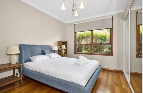 Pascoe Vale Maison | Sunny Suburbia Retreat: Decked Out for Fun
