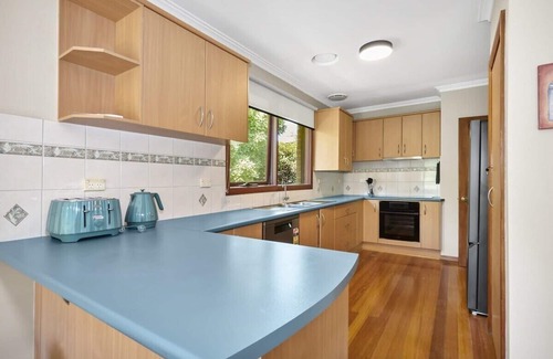 Pascoe Vale Maison | Sunny Suburbia Retreat: Decked Out for Fun
