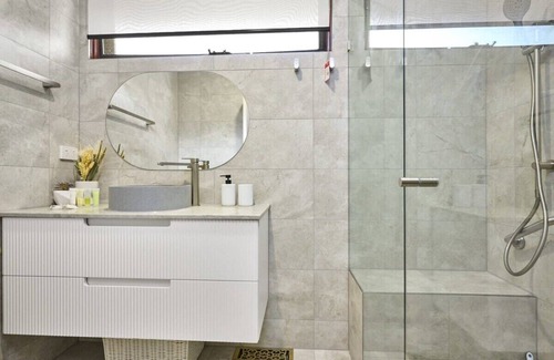 Pascoe Vale Maison | Sunny Suburbia Retreat: Decked Out for Fun