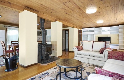 Pascoe Vale Maison | Sunny Suburbia Retreat: Decked Out for Fun