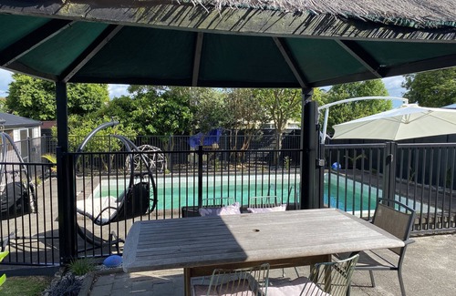 Welcome Bay Maison | Maison ensoleillée d'été avec grande piscine