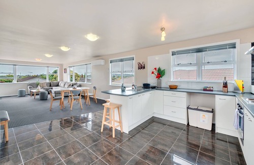 Pakuranga Heights Maison | Sunny Three Bedroom Delight Upper Level