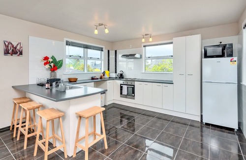 Pakuranga Heights Maison | Sunny Three Bedroom Delight Upper Level