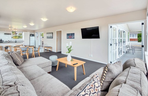 Pakuranga Heights Maison | Sunny Three Bedroom Delight Upper Level