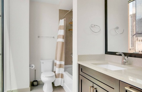 Uptown Appartement | Sunny Upper Downtown 2BR w/ Gym & Pool near 16th St Mall, by Blueground