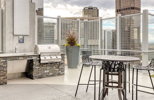 Uptown Appartement | Sunny Upper Downtown 2BR w/ Gym & Pool near 16th St Mall, by Blueground