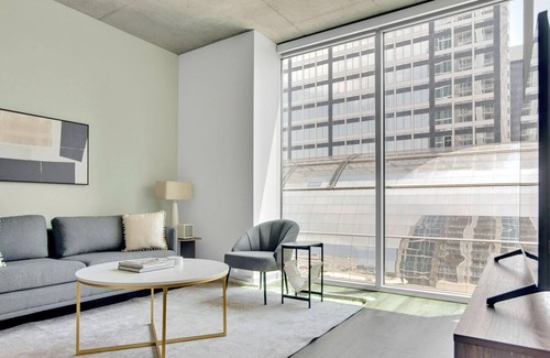 Uptown Appartement | Sunny Upper Downtown 2BR w/ Gym & Pool near 16th St Mall, by Blueground