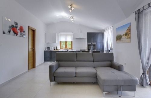 Lindar Maison | Villa ensoleillée avec piscine privée, chaises longues, douche extérieure.