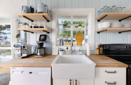 Lagoon Point Maison | Sunny Whidbey Beach House w/ view of Puget Sound