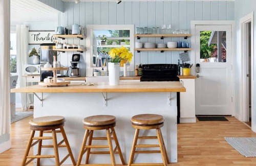 Lagoon Point Maison | Sunny Whidbey Beach House w/ view of Puget Sound