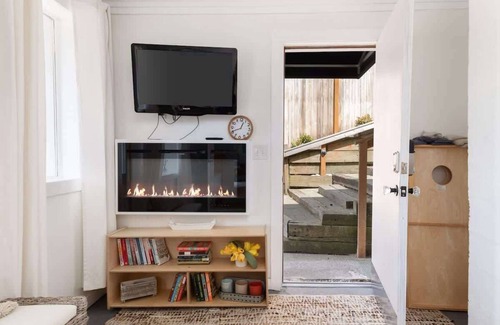 Lagoon Point Maison | Sunny Whidbey Beach House w/ view of Puget Sound