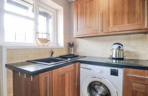 Chipstead Cottage | SUNNYFIELD COTTAGE, romantic, with a garden in Coulsdon