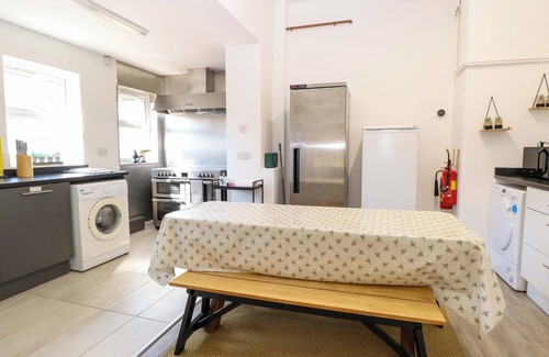 Buxton Maison | SUNNYMEADE, family friendly, with hot tub in Buxton, Norfolk