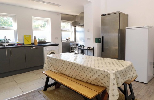 Buxton Maison | SUNNYMEADE, family friendly, with hot tub in Buxton, Norfolk