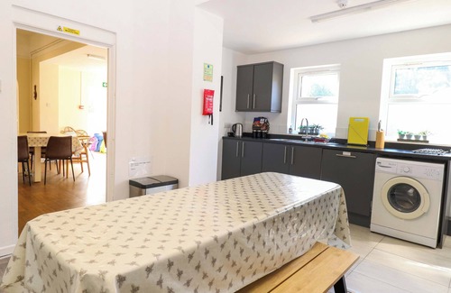 Buxton Maison | SUNNYMEADE, family friendly, with hot tub in Buxton, Norfolk