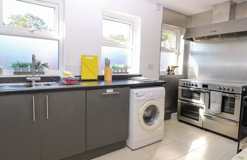 Buxton Maison | SUNNYMEADE, family friendly, with hot tub in Buxton, Norfolk