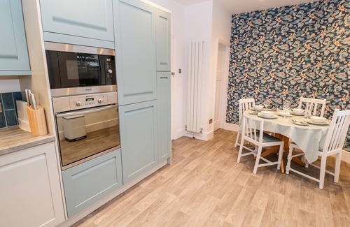 Silsden Cottage | SUNNYMEDE, family friendly, with a garden in Silsden