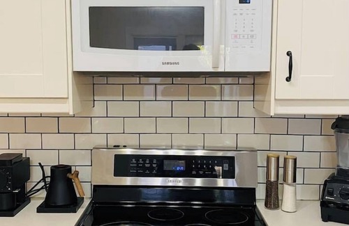 Sunnyside Maison | Walkable 3bdrm Family Home in Trendy Kensington