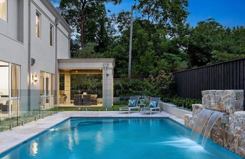 North Turramurra Maison | 'Sunnyside' - Grand Turramurra Mansion with pool, cinema, butlers kitchen, the perfect entertainer!