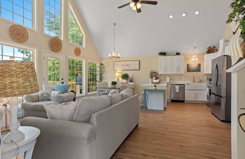 Milledgeville Maison | Sunnyside Retreat Beautiful 3 Story Lakehouse with Breathtaking Lake Views
