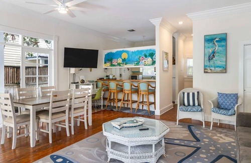 Old Town Appartement | Sunnyside Up by Brightwild Pool Parking