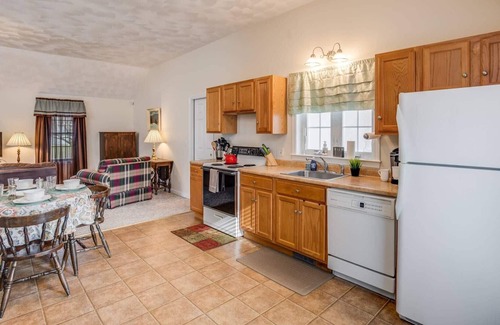 South Lowell Appartement | New! Spacious Sunnyside Up: Fast WiFi, close to Lowell, Raytheon, HPE, Rt93, Rt495, & more
